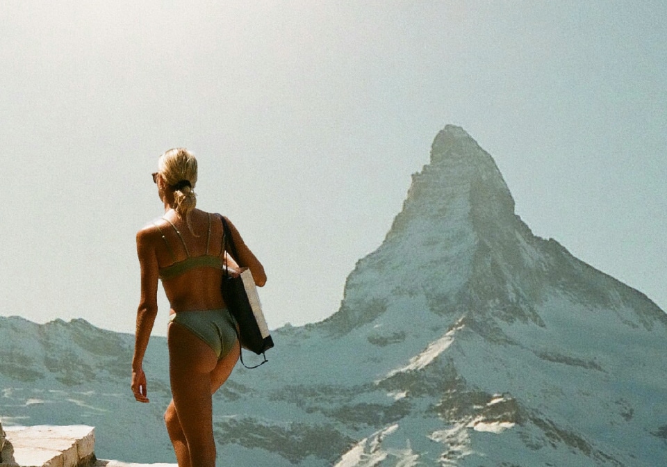 Dame im Bikini am Matterhorn